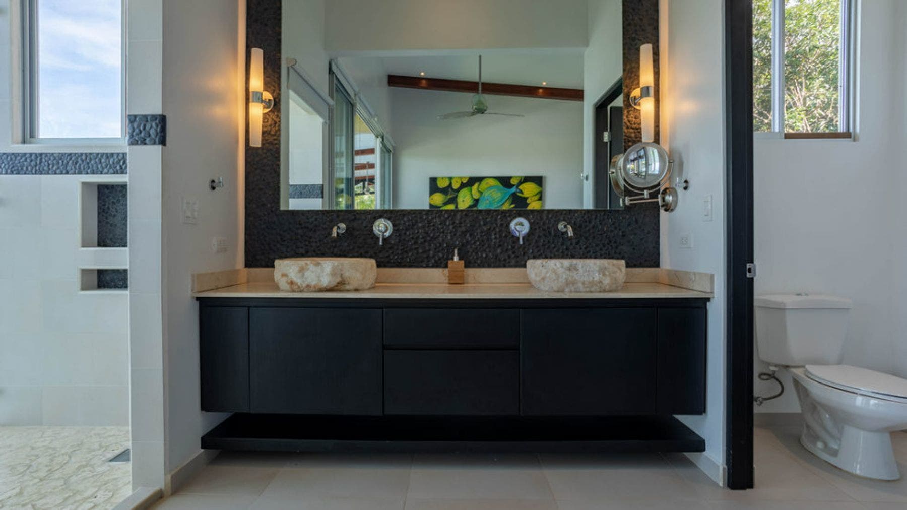 Luxury Four Bedroom Villa with Guest House — photo 16 of 19