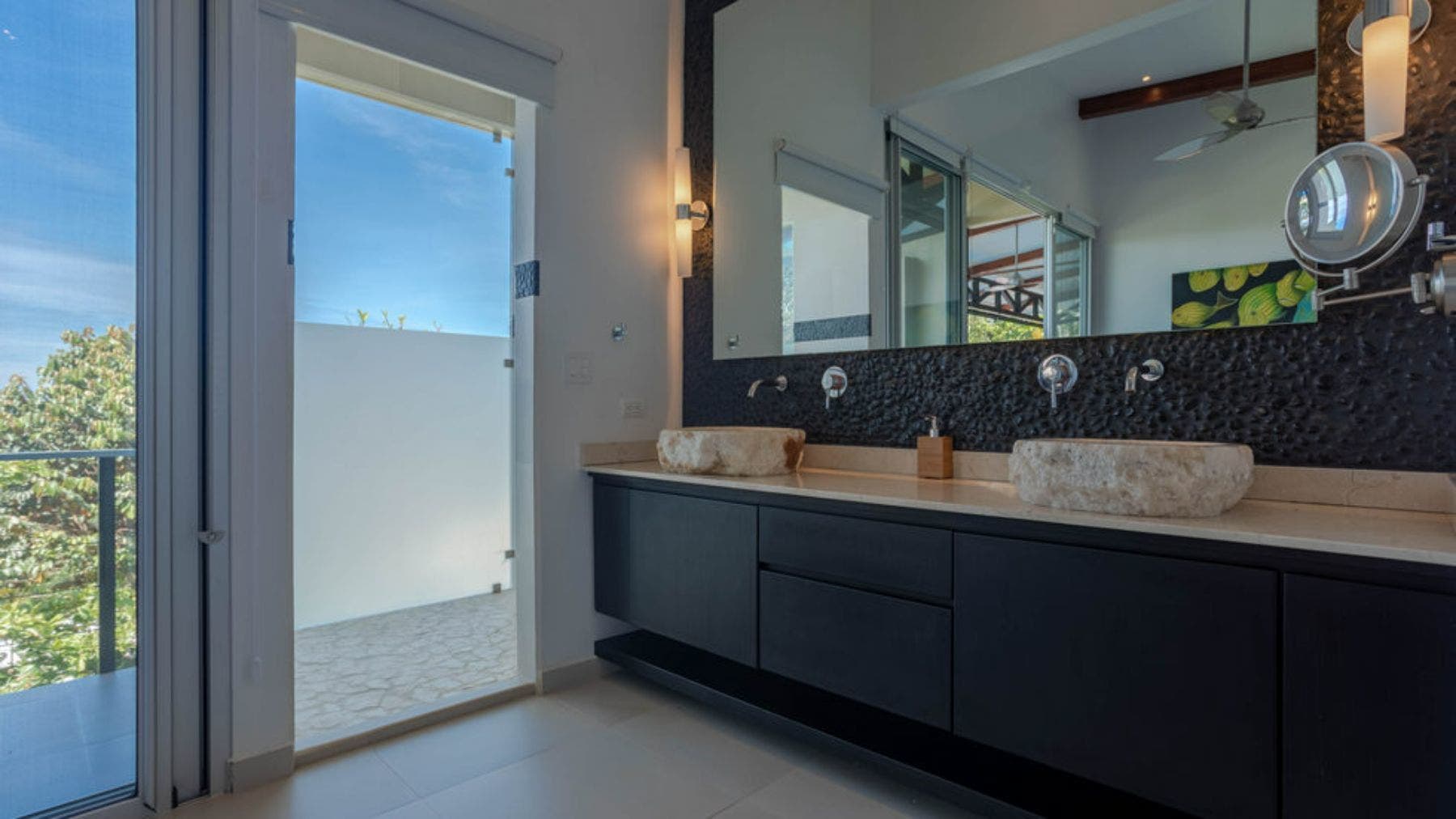 Luxury Four Bedroom Villa with Guest House — photo 17 of 19