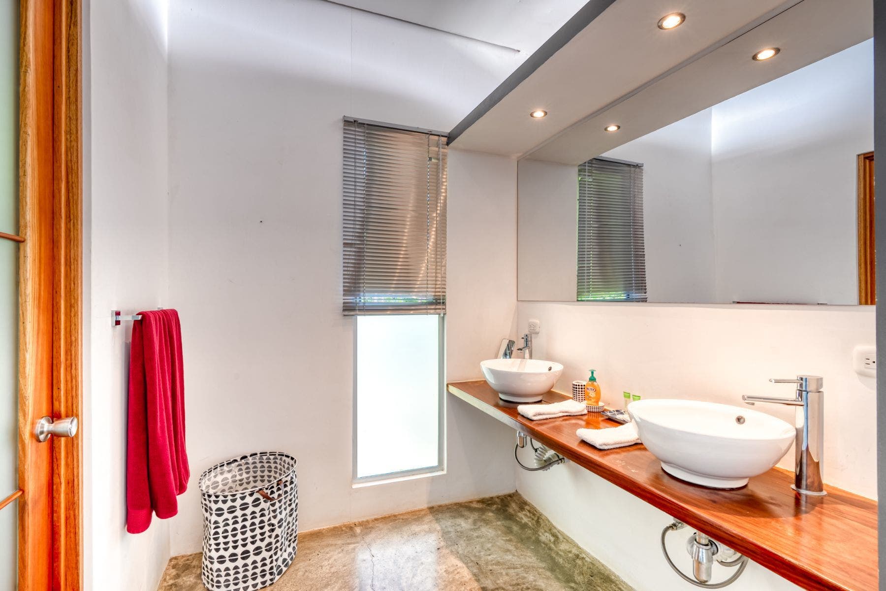 Modern Home in Ayacucho with Epic White Water Views — photo 7 of 17