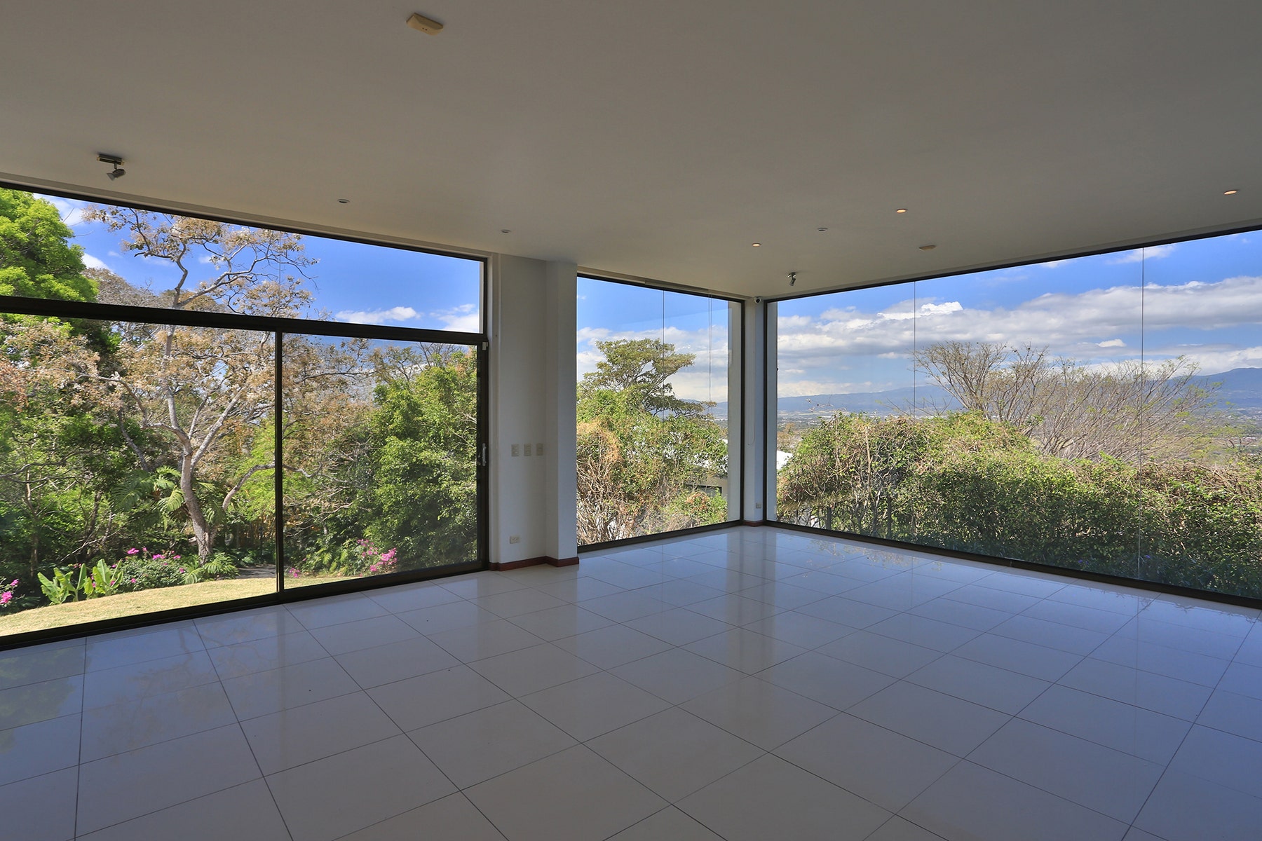 Las Cumbres Spacious Family Home With Fantastic Views — photo 3 of 19