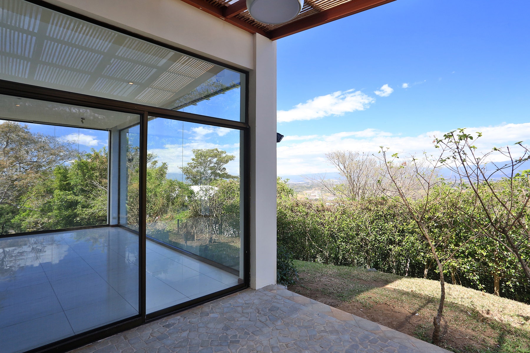 Las Cumbres Spacious Family Home With Fantastic Views — photo 8 of 19