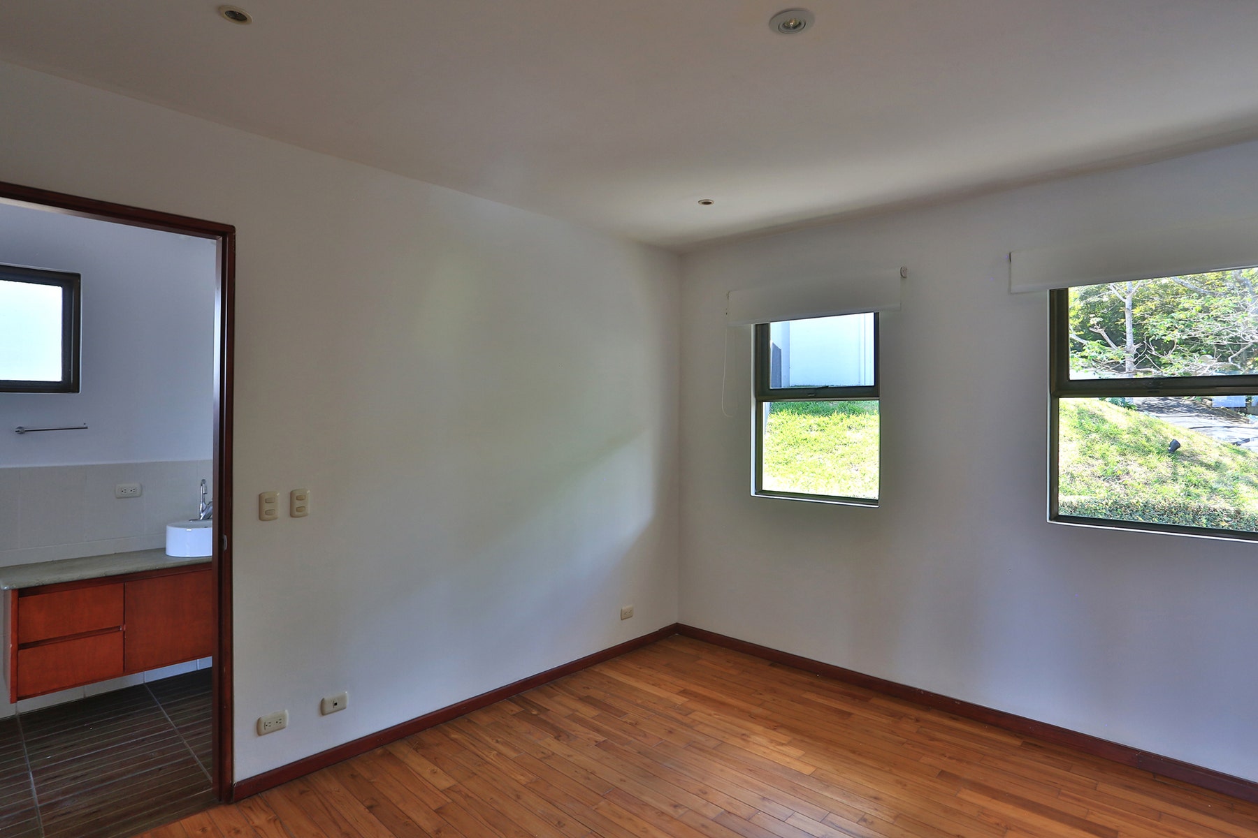Las Cumbres Spacious Family Home With Fantastic Views — photo 13 of 19