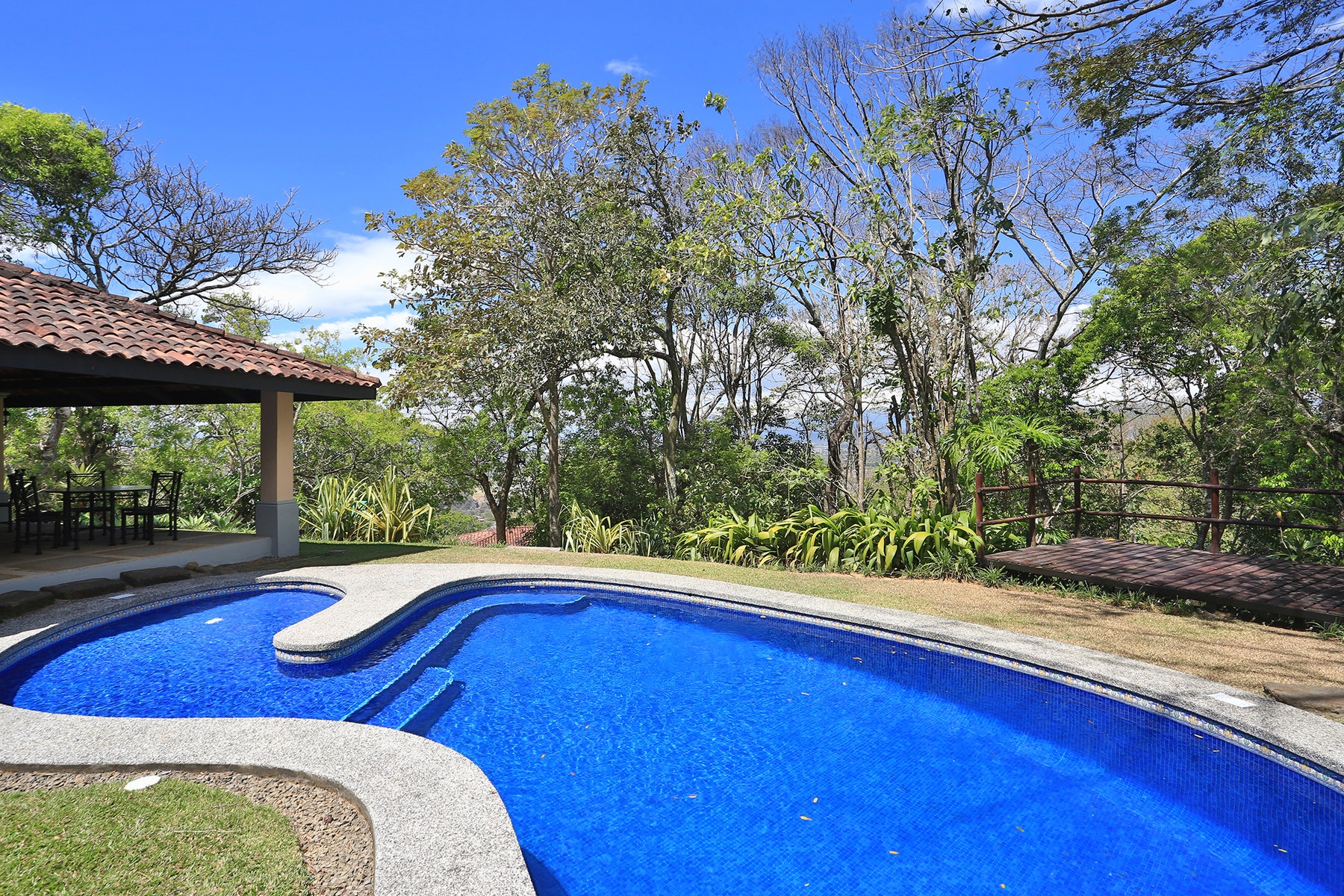 Las Cumbres Spacious Family Home With Fantastic Views — photo 18 of 19