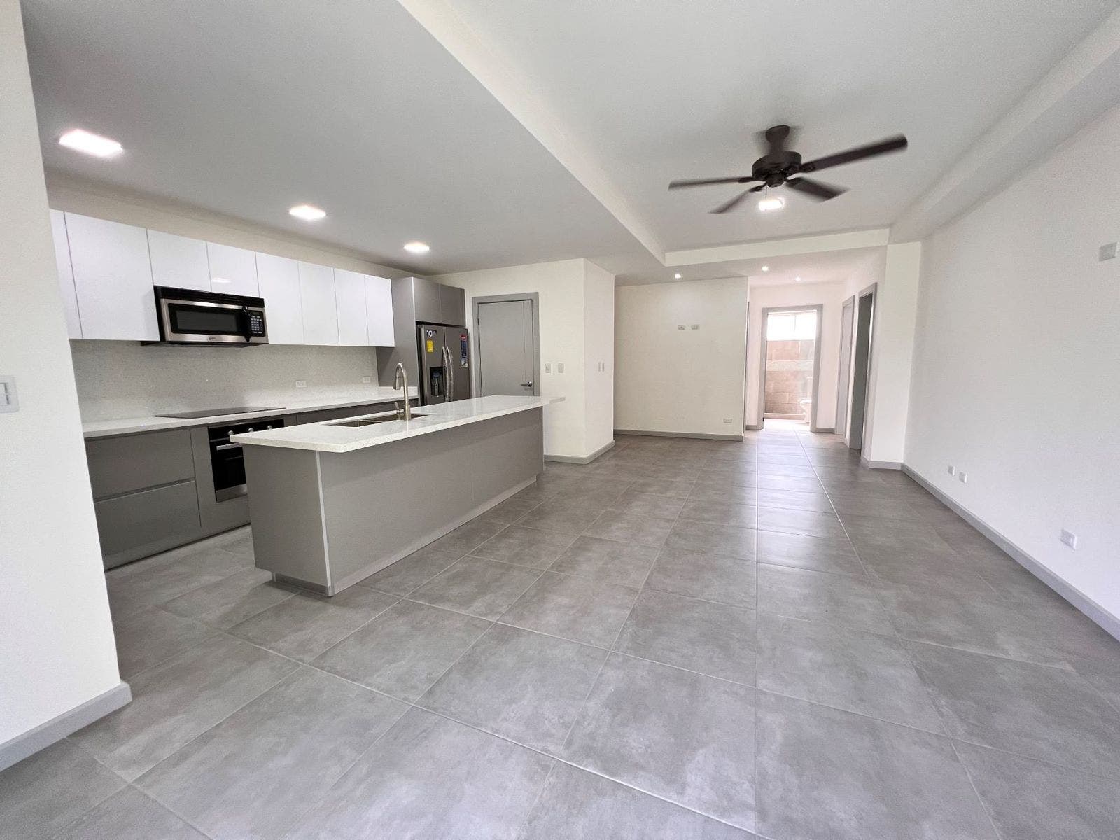 This well designed unit is ready to move in! modern 3 bedroom apartment 2 pools tennis court — photo 2 of 14