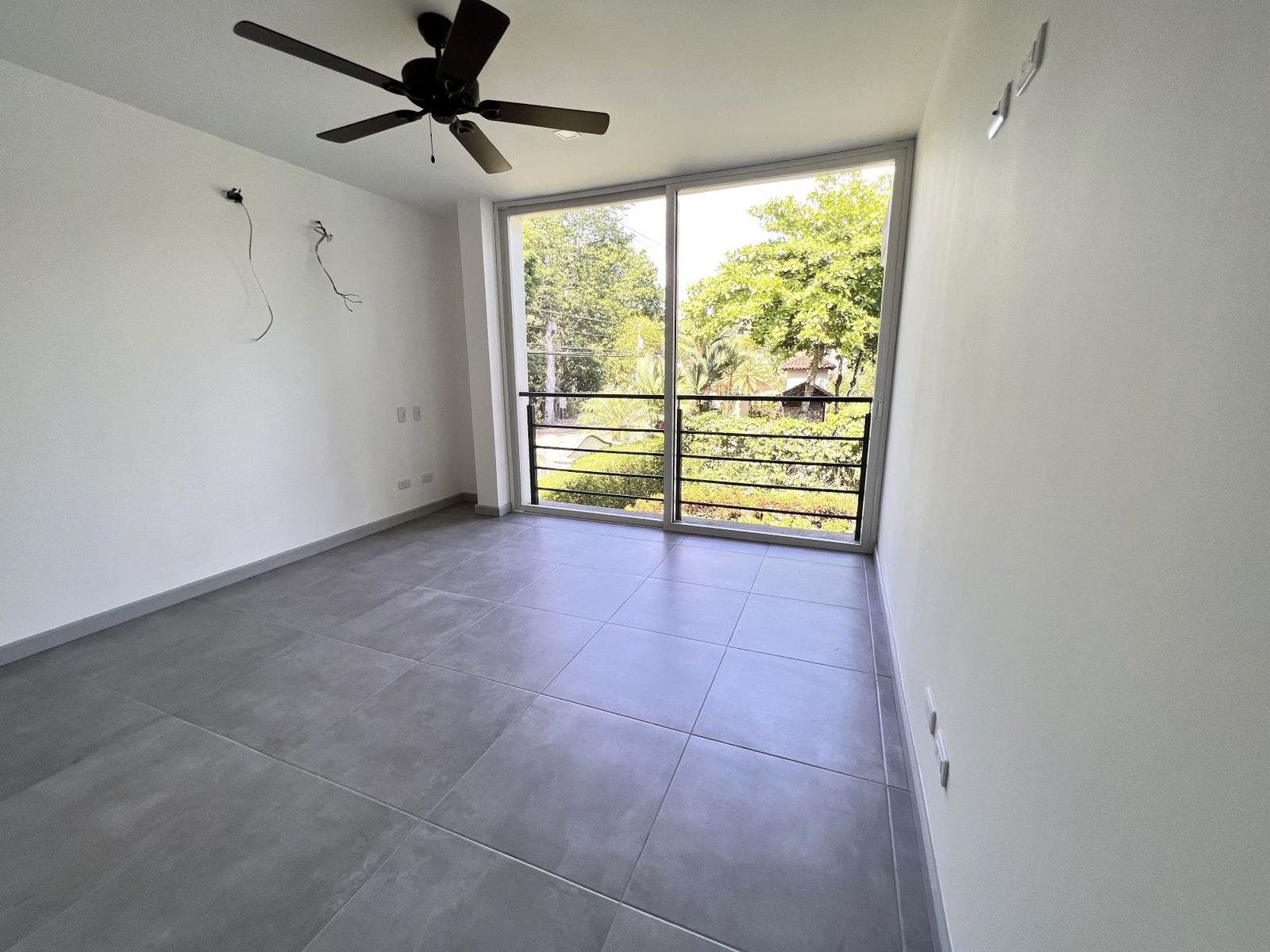 This well designed unit is ready to move in! modern 3 bedroom apartment 2 pools tennis court — photo 7 of 14