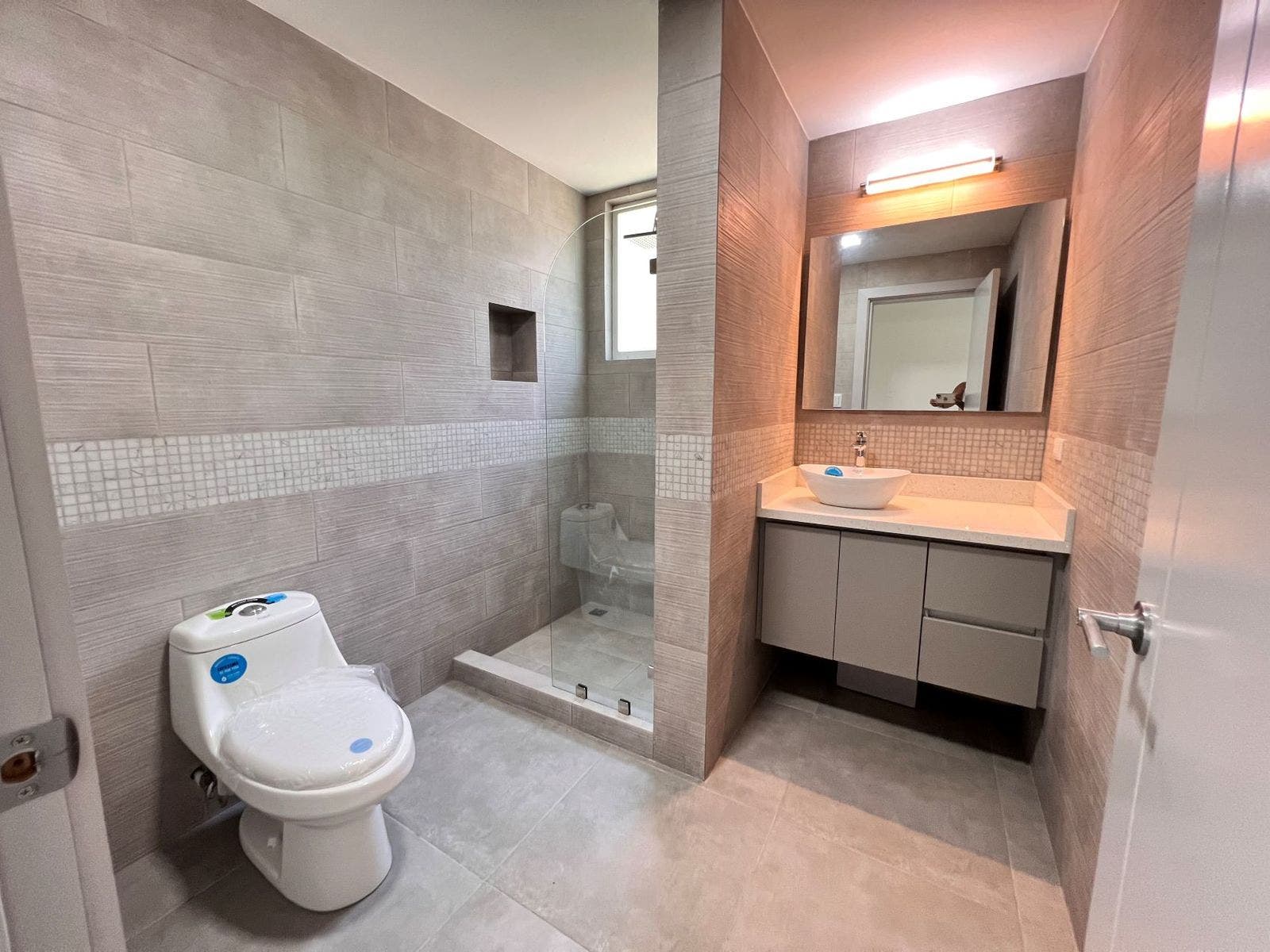 This well designed unit is ready to move in! modern 3 bedroom apartment 2 pools tennis court — photo 8 of 14