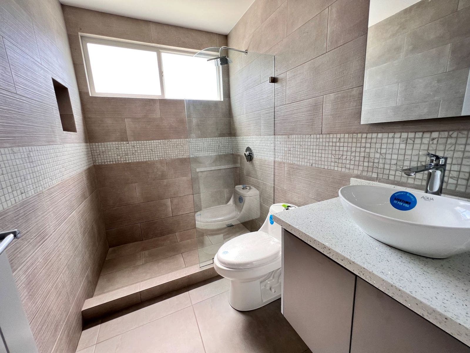 This well designed unit is ready to move in! modern 3 bedroom apartment 2 pools tennis court — photo 4 of 14