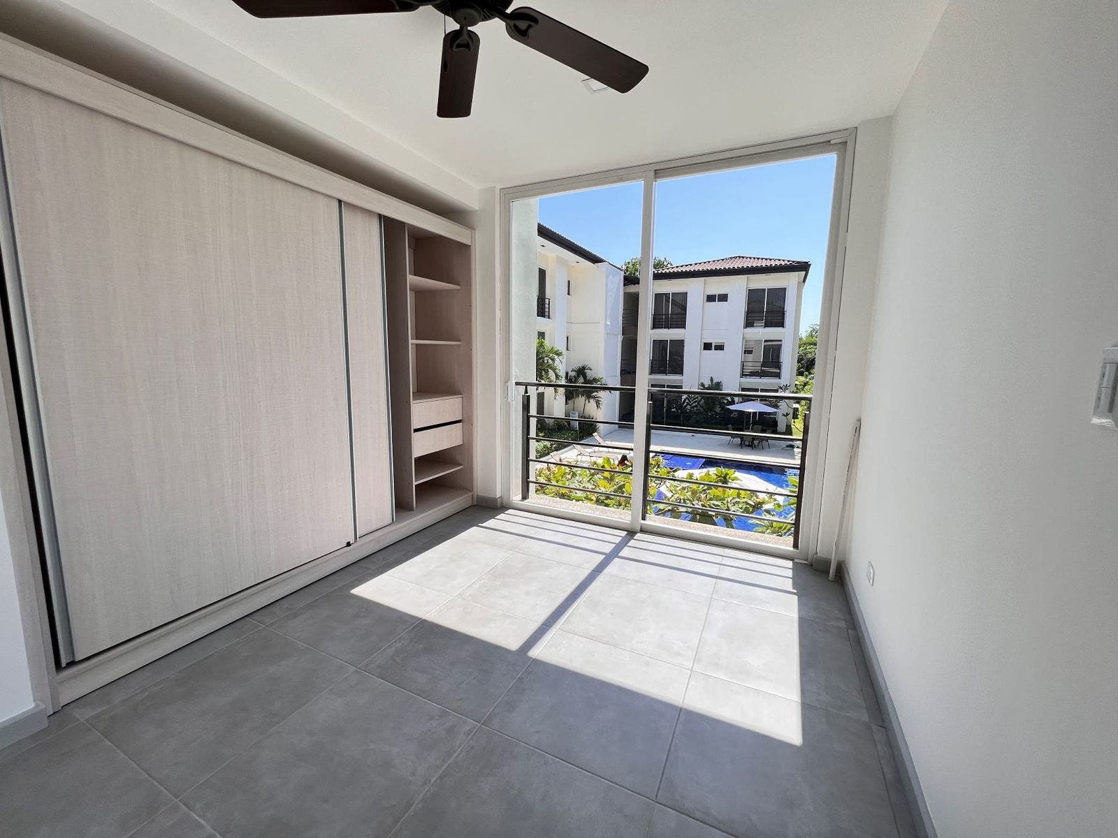 This well designed unit is ready to move in! modern 3 bedroom apartment 2 pools tennis court — photo 5 of 14