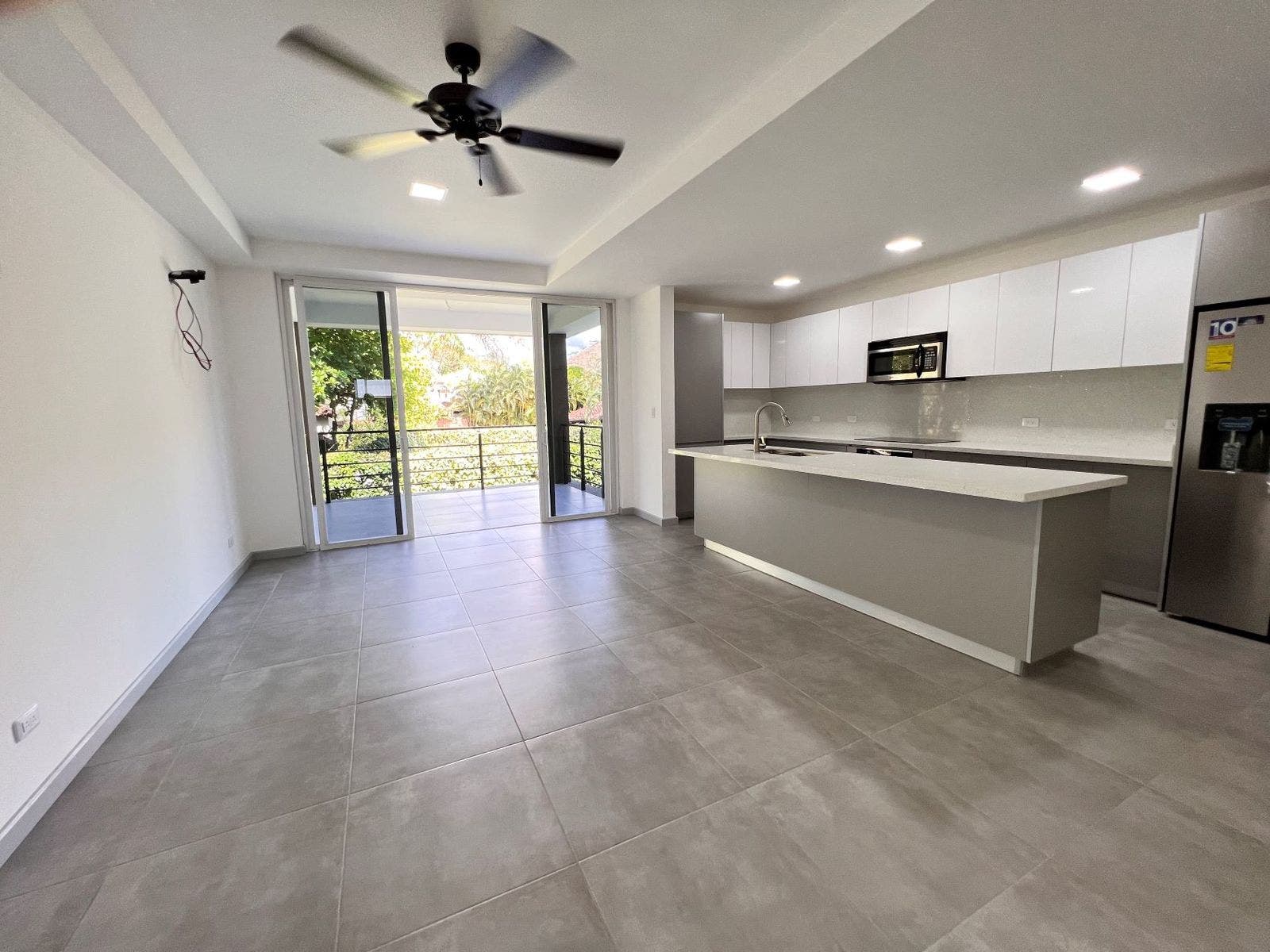 This well designed unit is ready to move in! modern 3 bedroom apartment 2 pools tennis court — photo 3 of 14