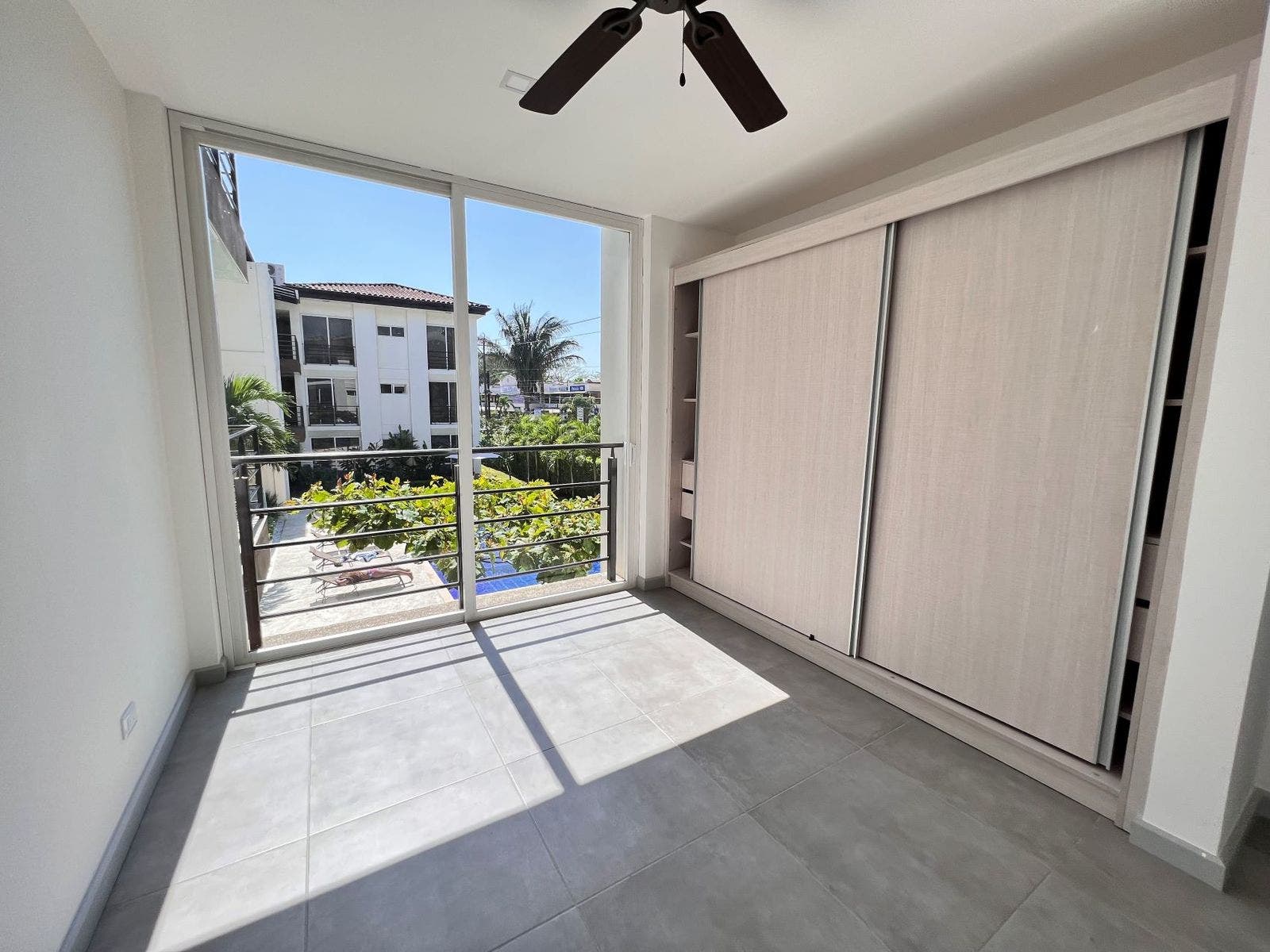 This well designed unit is ready to move in! modern 3 bedroom apartment 2 pools tennis court — photo 6 of 14