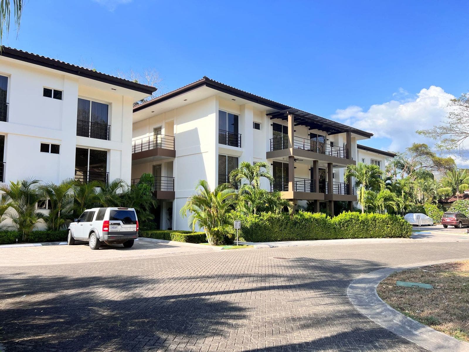 This well designed unit is ready to move in! modern 3 bedroom apartment 2 pools tennis court — photo 9 of 14