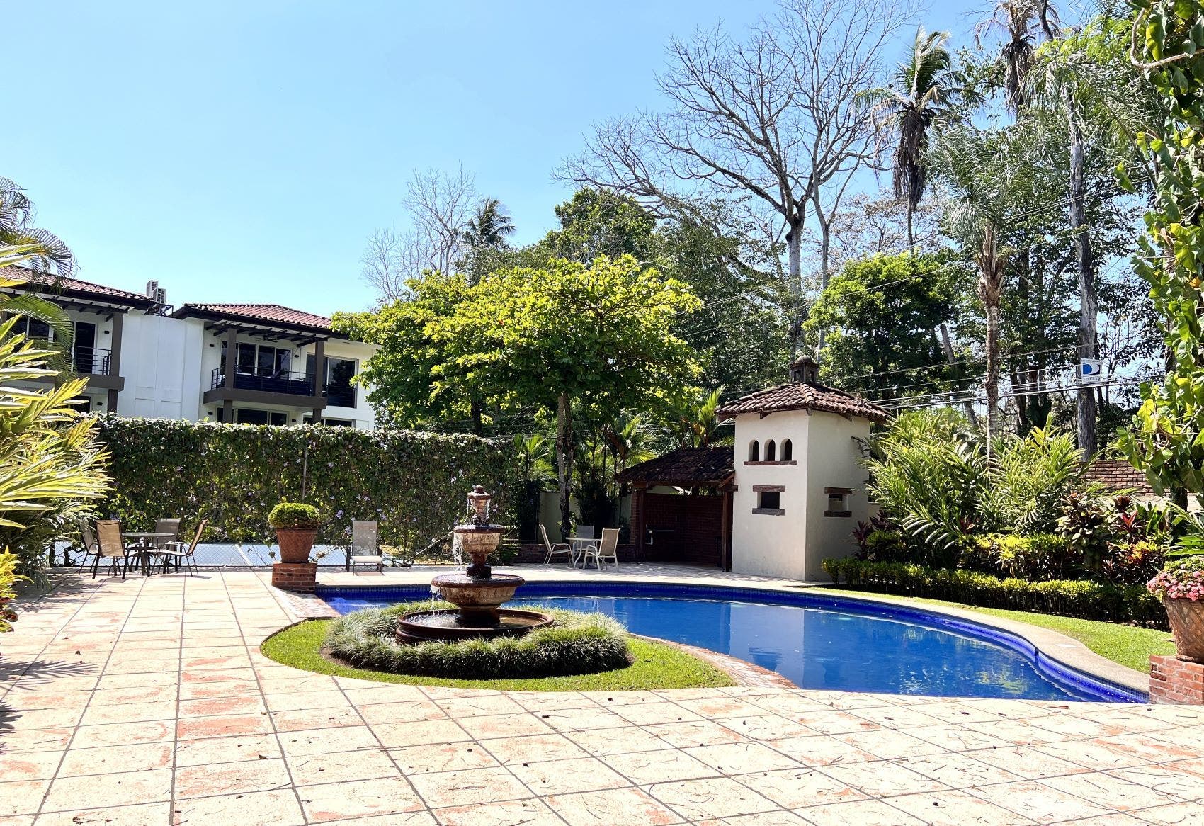 This well designed unit is ready to move in! modern 3 bedroom apartment 2 pools tennis court — photo 10 of 14