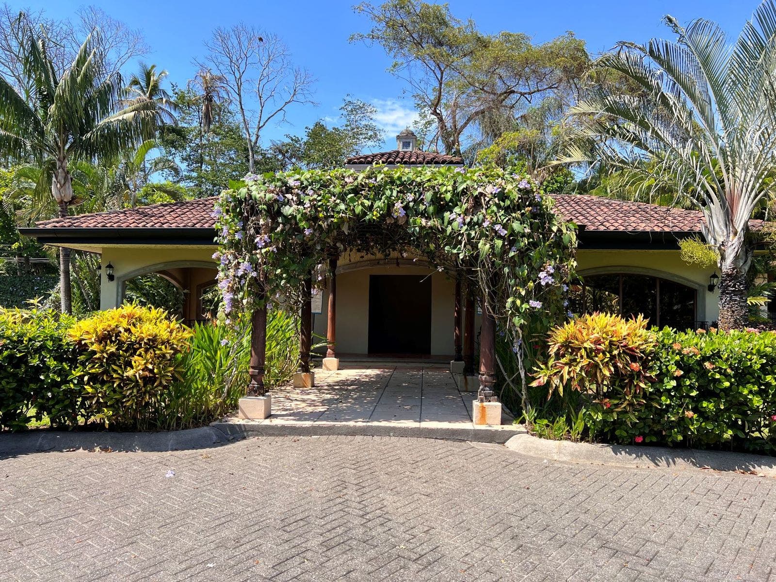 This well designed unit is ready to move in! modern 3 bedroom apartment 2 pools tennis court — photo 11 of 14