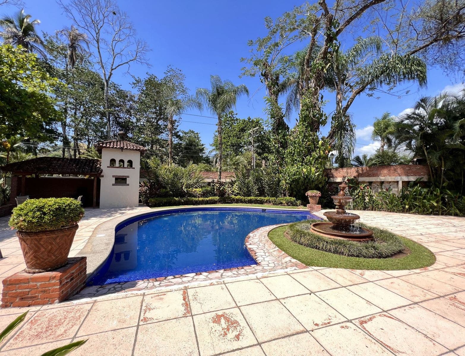 This well designed unit is ready to move in! modern 3 bedroom apartment 2 pools tennis court — photo 12 of 14