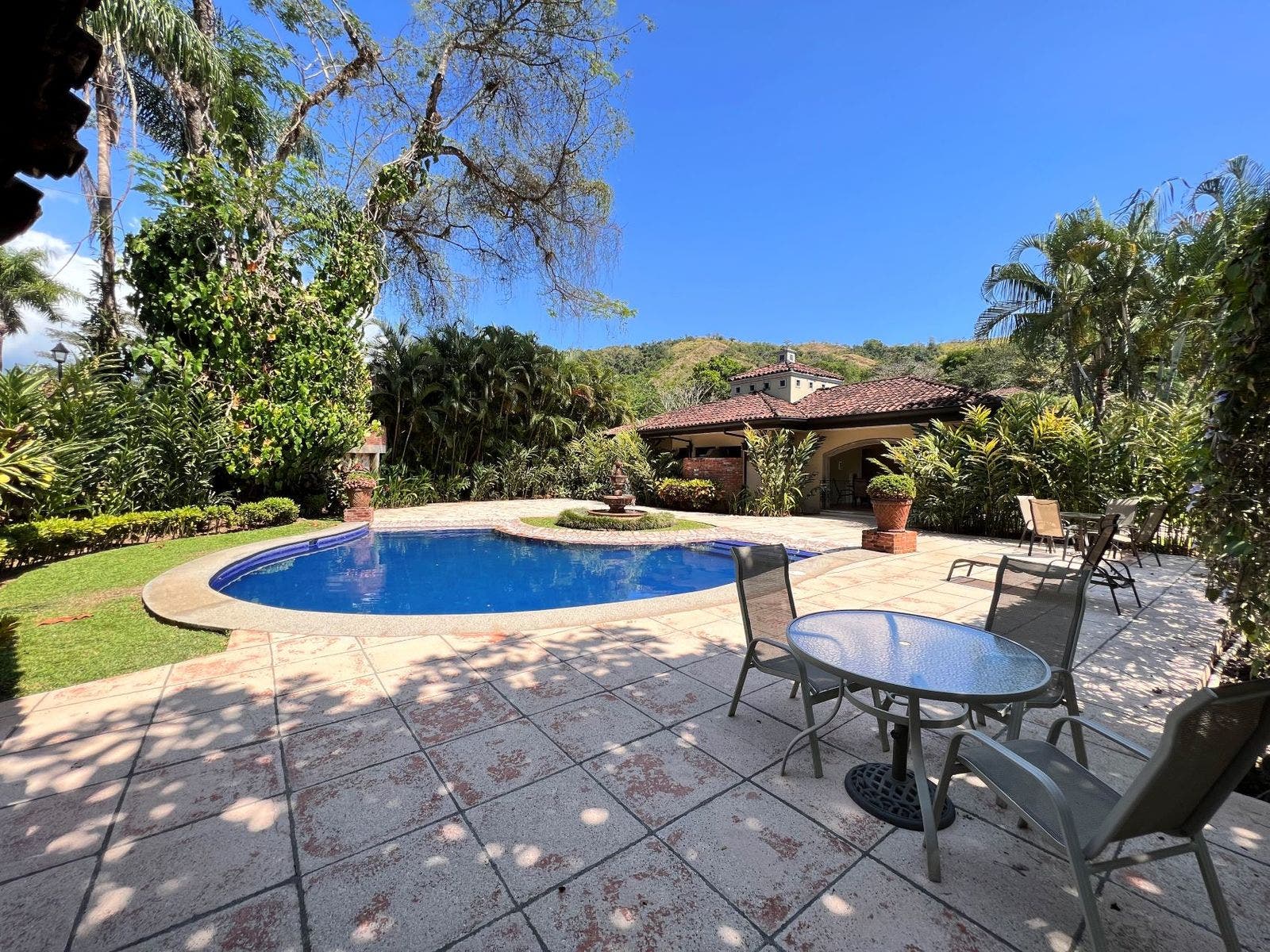 This well designed unit is ready to move in! modern 3 bedroom apartment 2 pools tennis court — photo 13 of 14