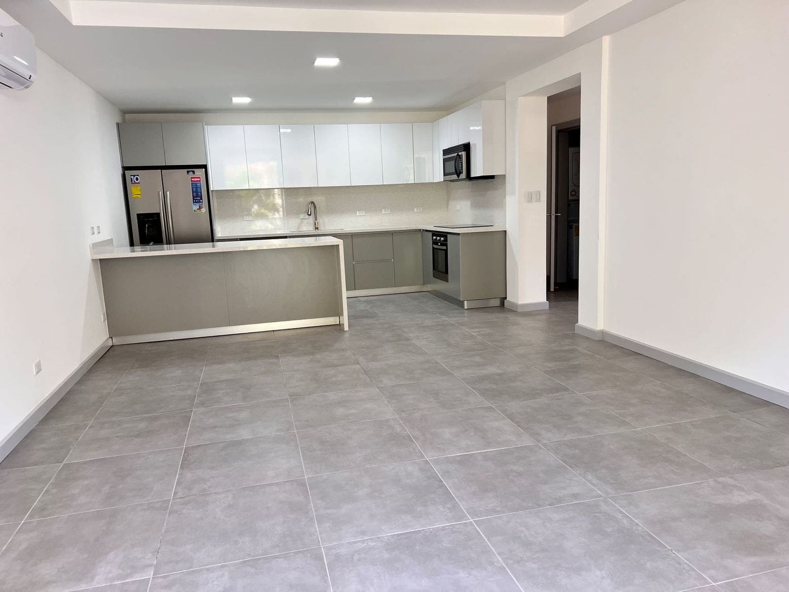One of the last ones! Brand new modern apartment large balcony — photo 3 of 16
