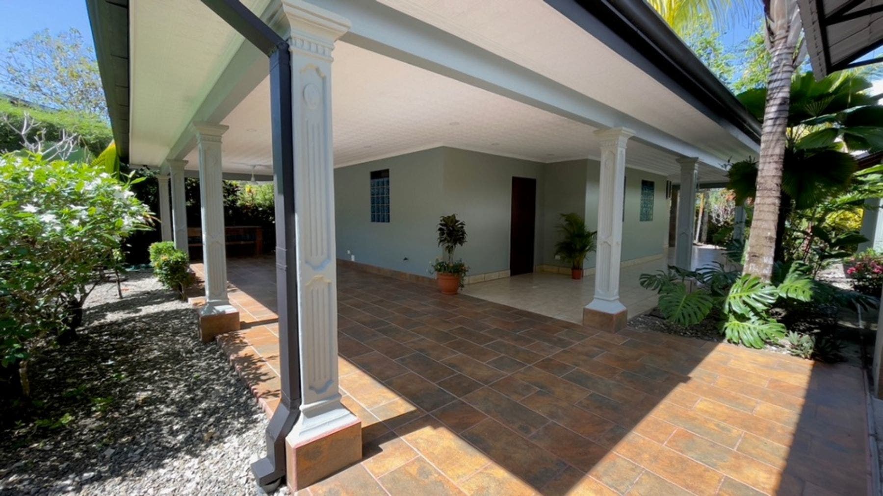 Two bedroom Home Walking Distance to the Beach — photo 3 of 19