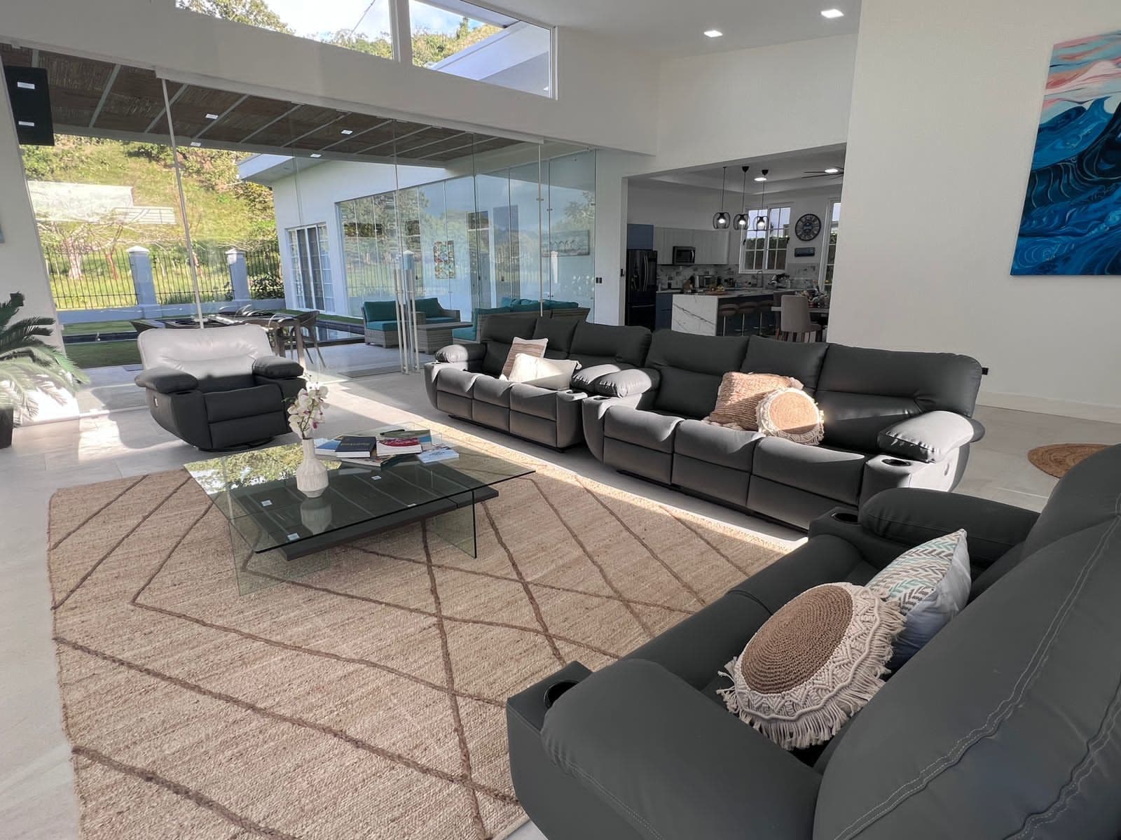 Contemporary Villa with Pool and Jacuzzi modern 4 bed 4 bath luxury home — photo 5 of 15