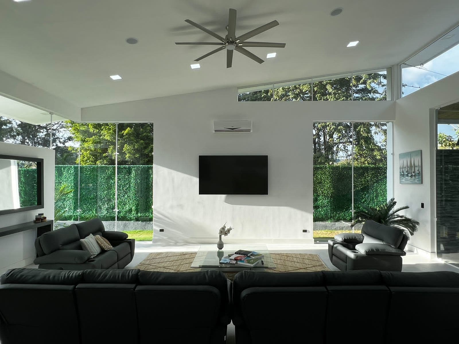 Contemporary Villa with Pool and Jacuzzi modern 4 bed 4 bath luxury home — photo 6 of 15