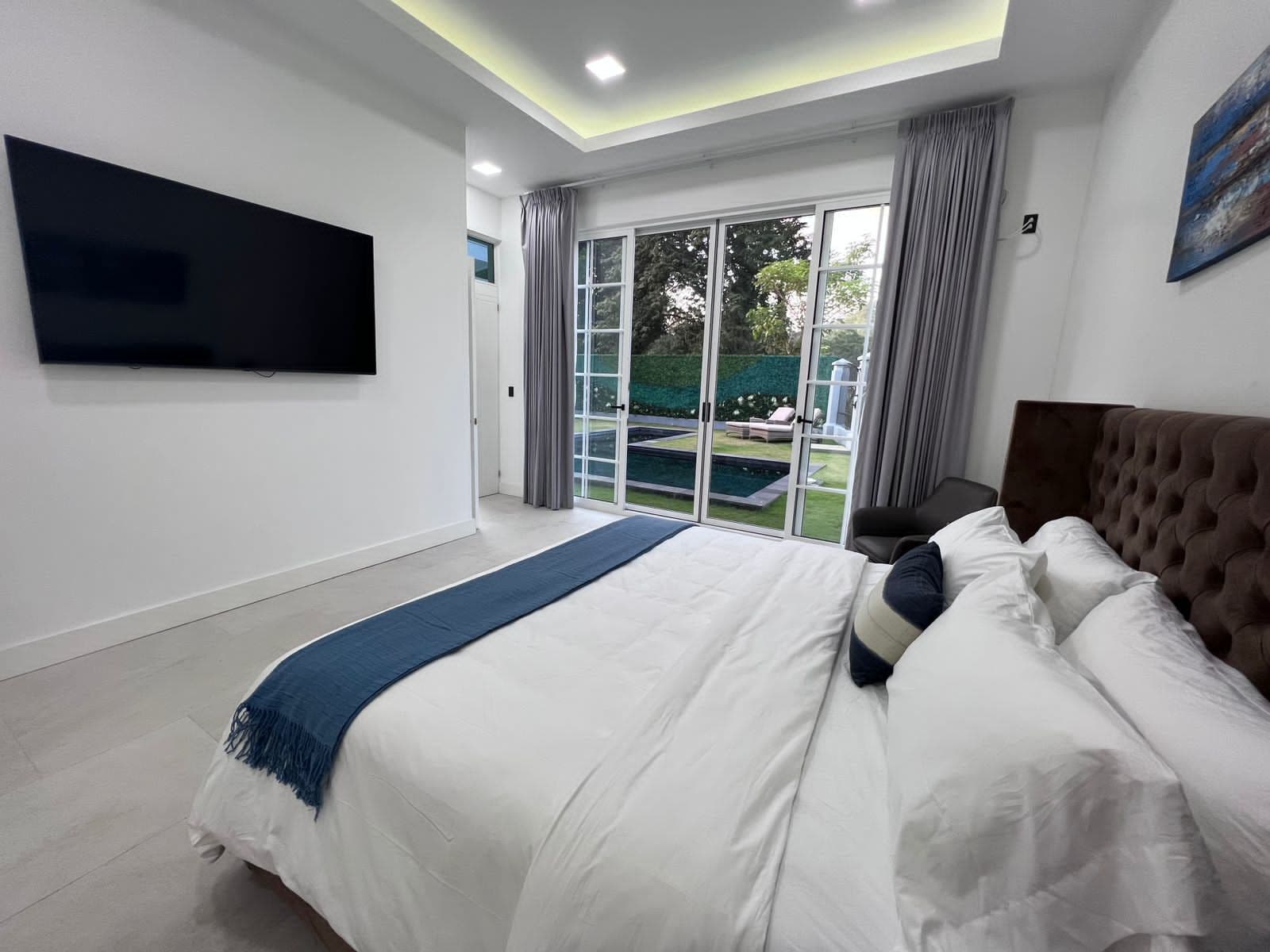 Contemporary Villa with Pool and Jacuzzi modern 4 bed 4 bath luxury home — photo 9 of 15