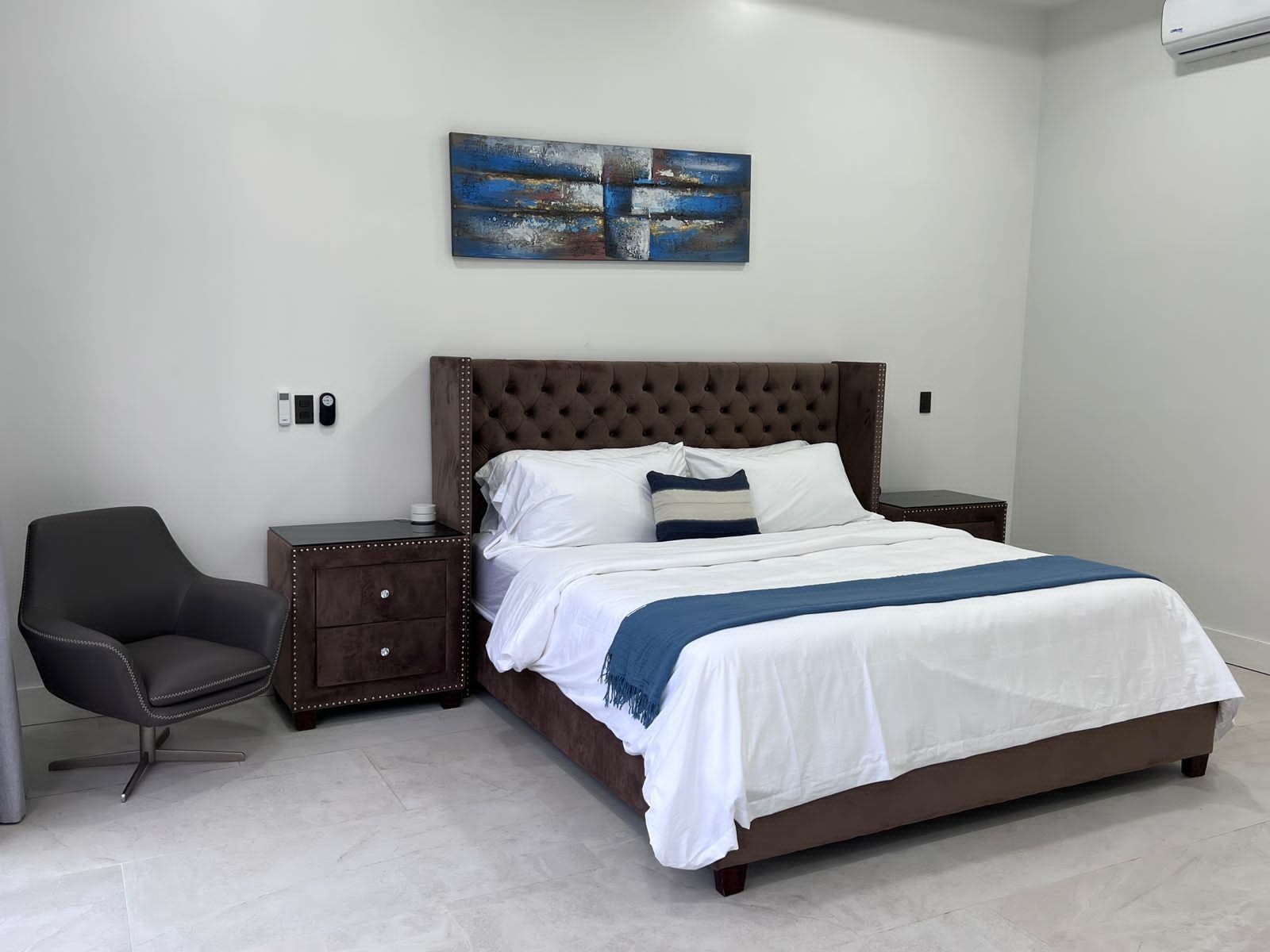 Contemporary Villa with Pool and Jacuzzi modern 4 bed 4 bath luxury home — photo 10 of 15