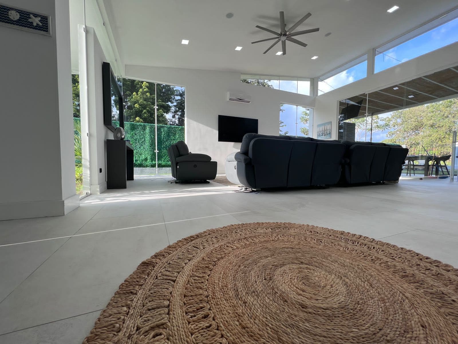 Contemporary Villa with Pool and Jacuzzi modern 4 bed 4 bath luxury home — photo 7 of 15