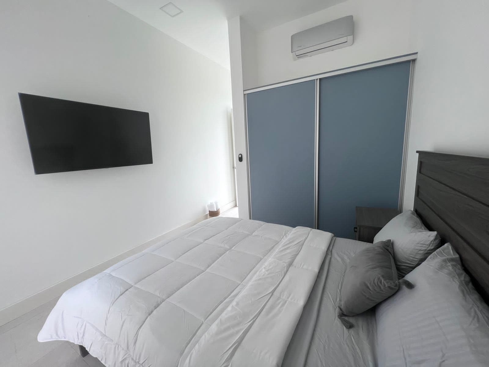 Contemporary Villa with Pool and Jacuzzi modern 4 bed 4 bath luxury home — photo 11 of 15