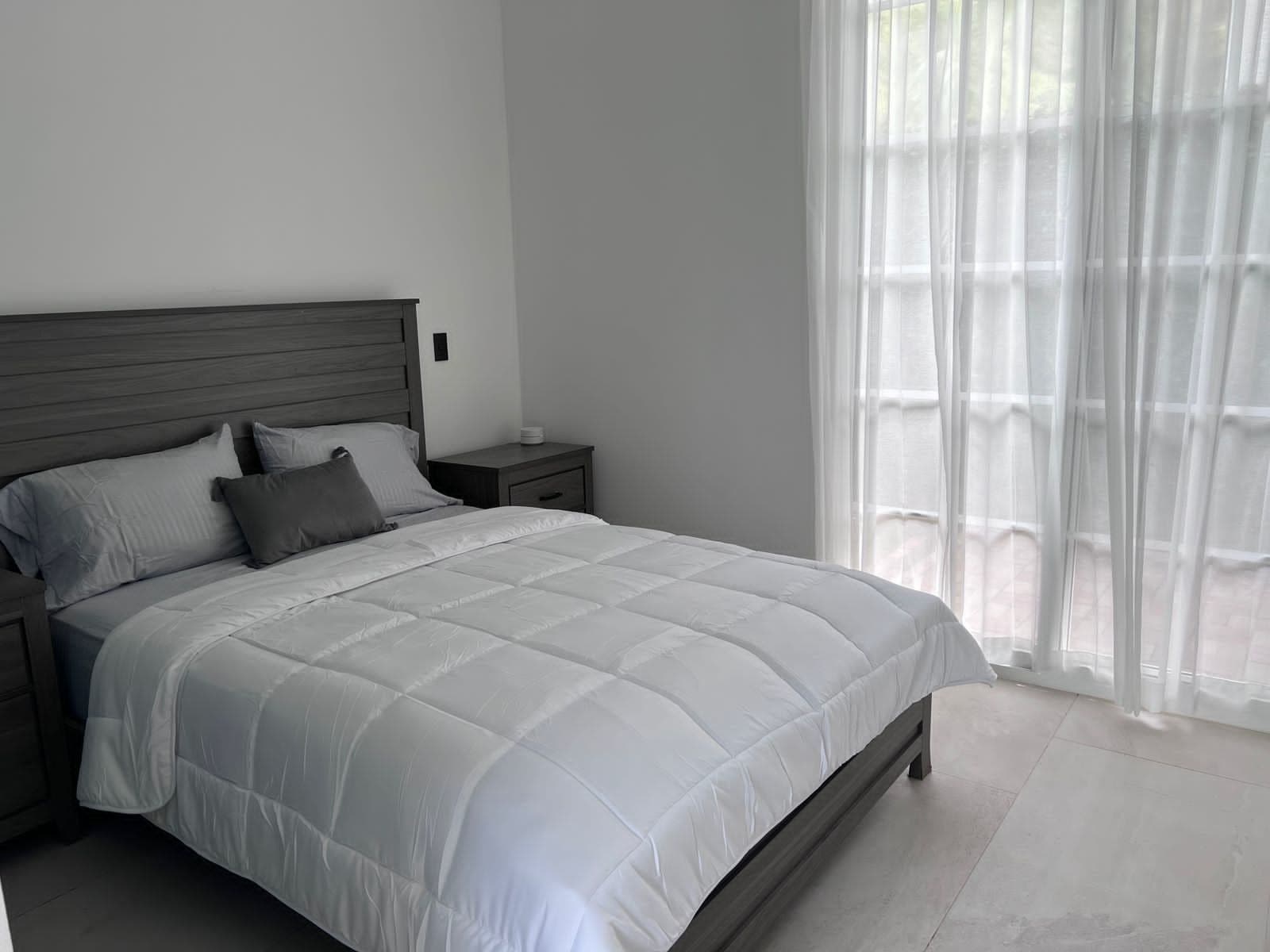 Contemporary Villa with Pool and Jacuzzi modern 4 bed 4 bath luxury home — photo 12 of 15