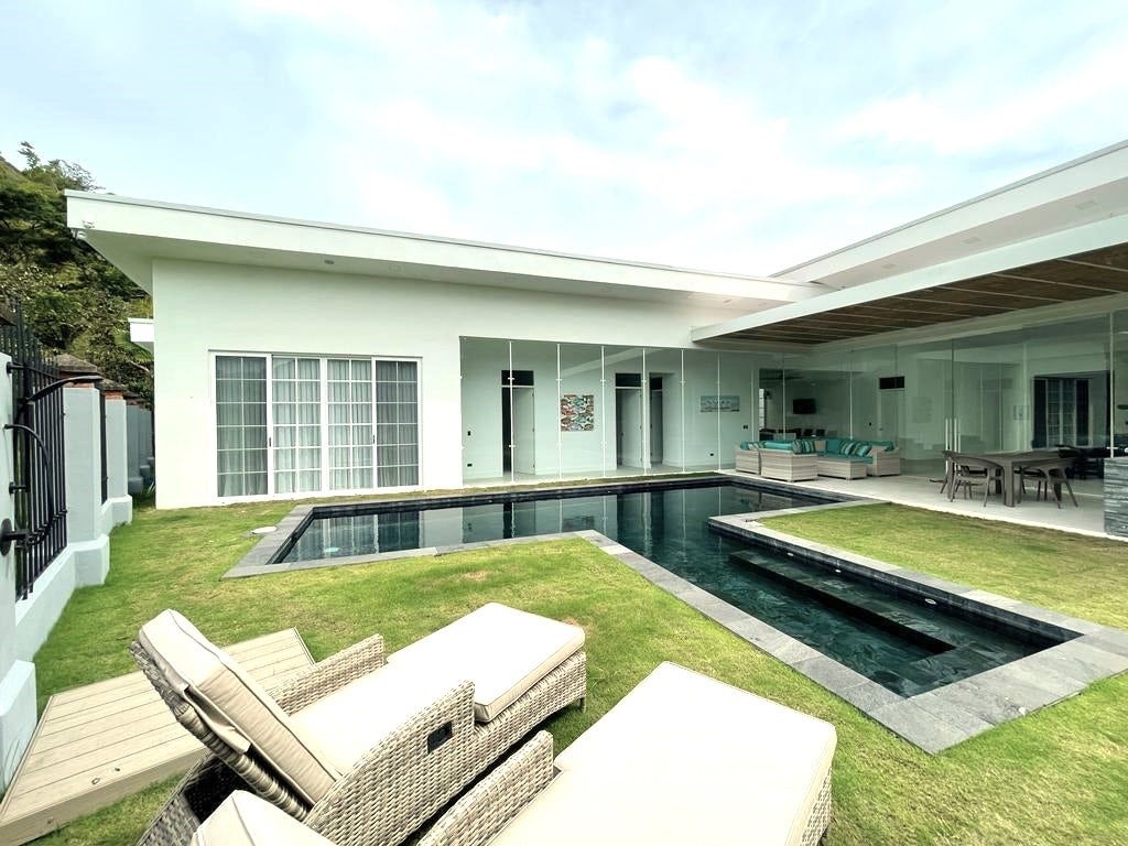 Contemporary Villa with Pool and Jacuzzi modern 4 bed 4 bath luxury home — photo 14 of 15