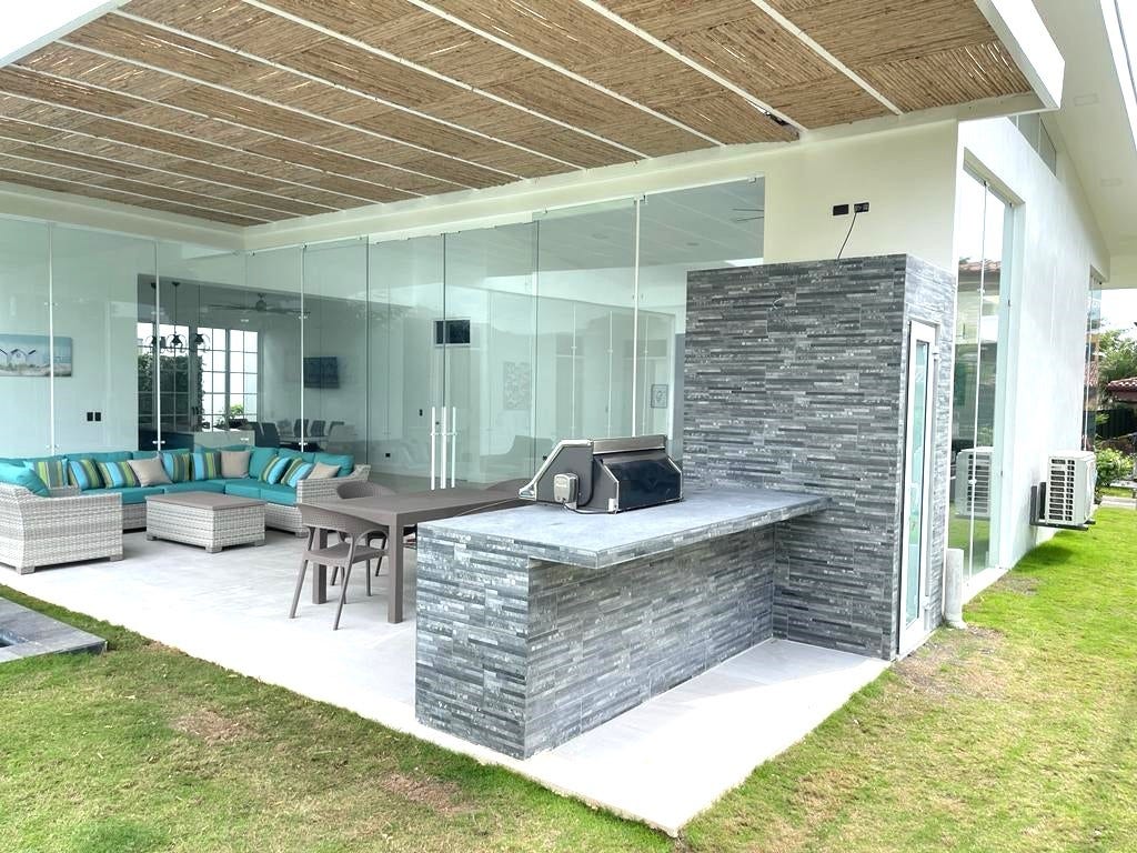 Contemporary Villa with Pool and Jacuzzi modern 4 bed 4 bath luxury home — photo 15 of 15