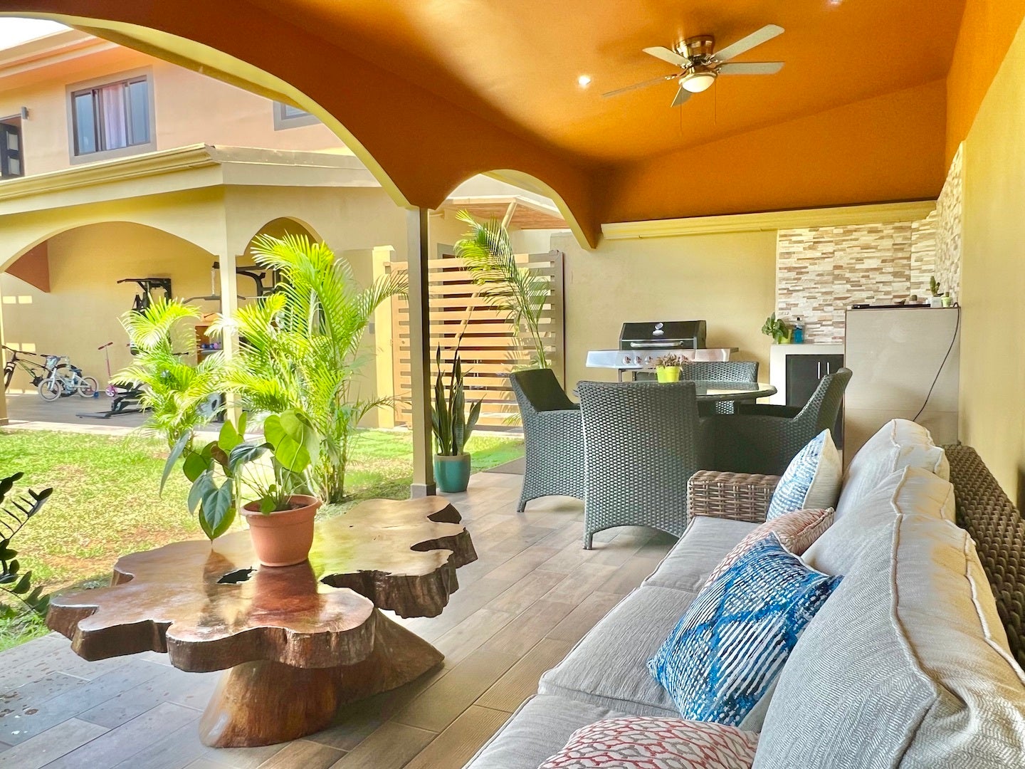 Luxurious Seven Bedroom Villa with Private Guesthouse — photo 4 of 19