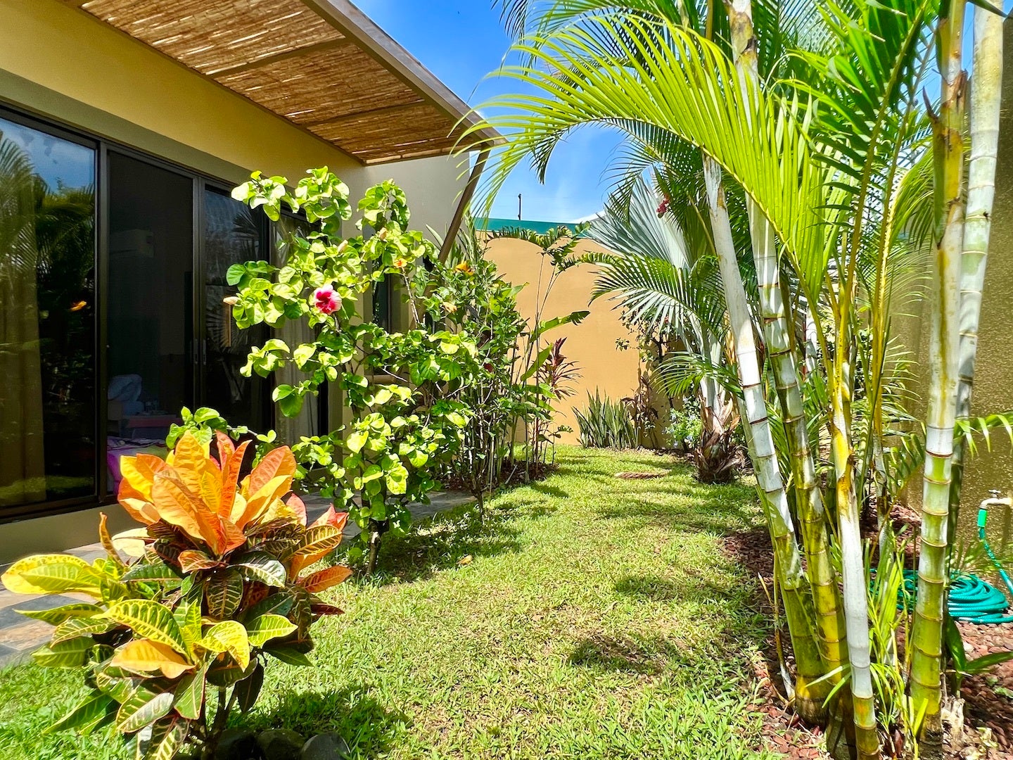 Luxurious Seven Bedroom Villa with Private Guesthouse — photo 5 of 19