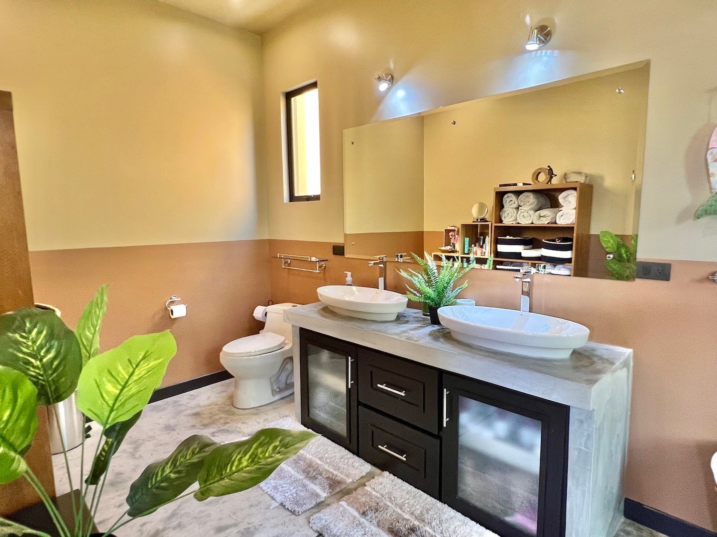 Luxurious Seven Bedroom Villa with Private Guesthouse — photo 10 of 19