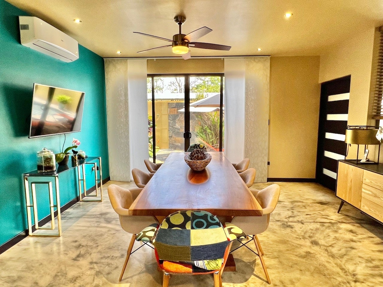 Luxurious Seven Bedroom Villa with Private Guesthouse — photo 11 of 19