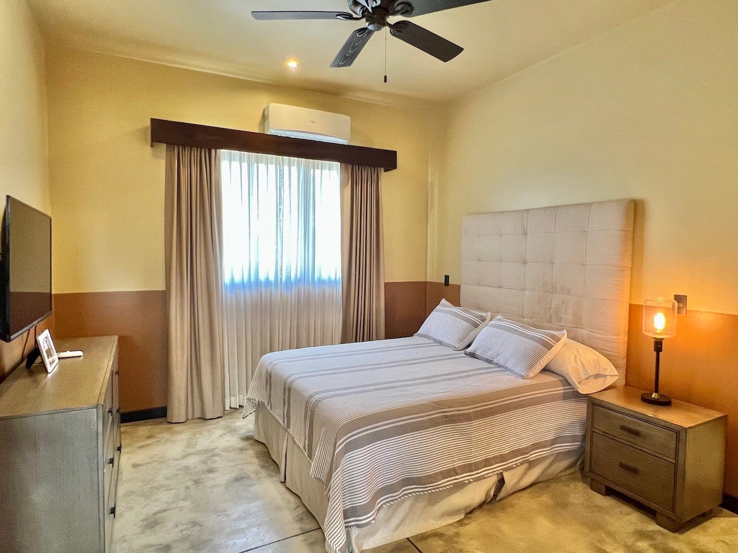 Luxurious Seven Bedroom Villa with Private Guesthouse — photo 18 of 19