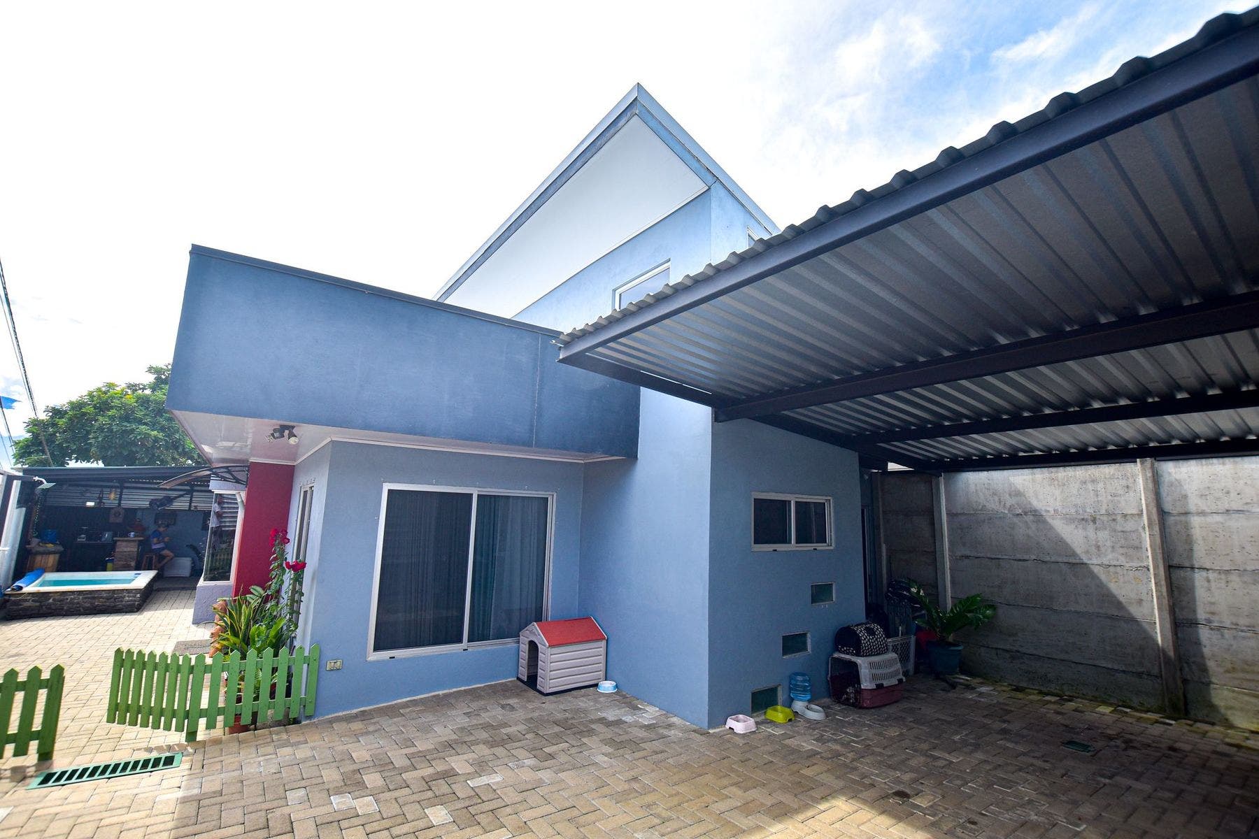 Modern House with Splash Pool — photo 2 of 19