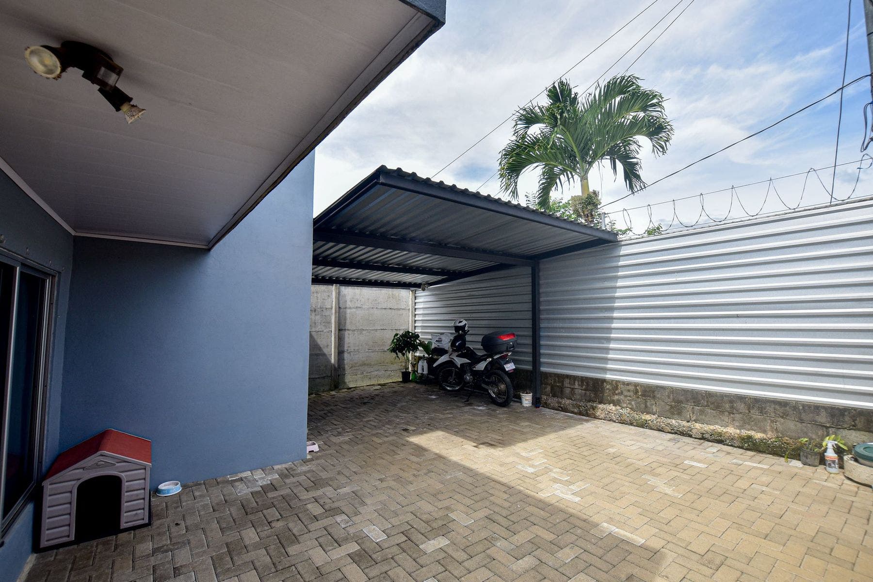 Modern House with Splash Pool — photo 4 of 19