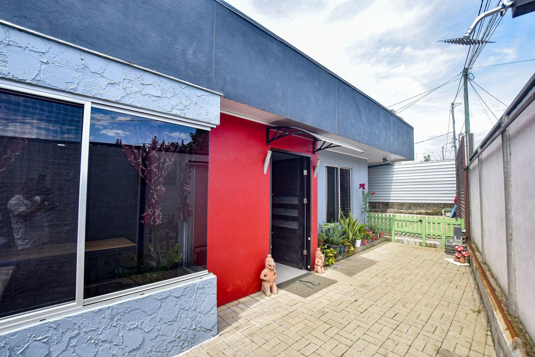 Modern House with Splash Pool — photo 5 of 19