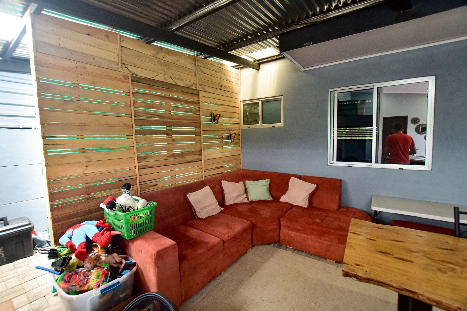 Modern House with Splash Pool — photo 18 of 19