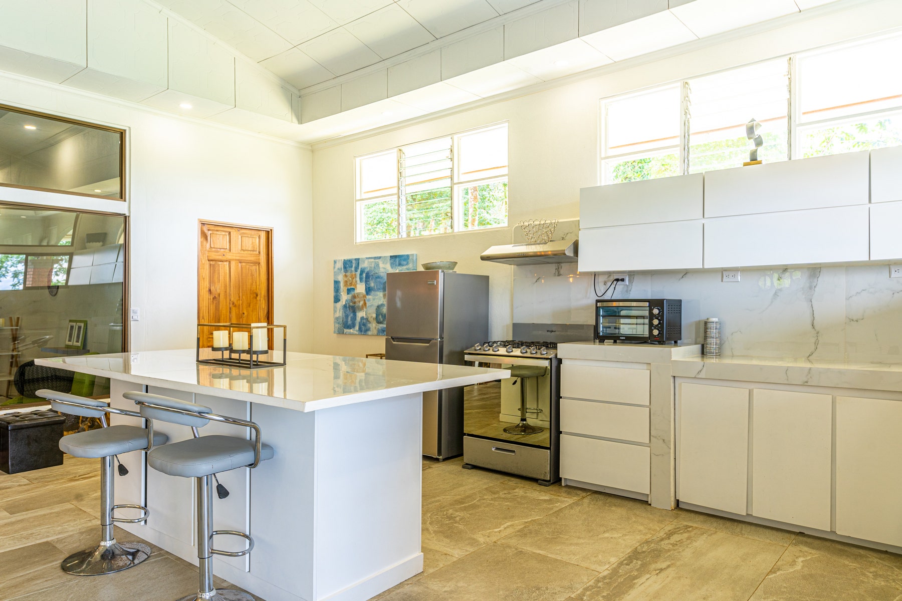 Mountain-Side Oasis: Spectacular Ocean View Property with Endless Investment Potential — photo 11 of 19