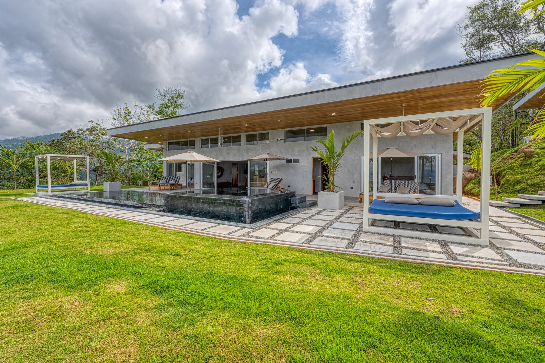 New Luxury Estate with Panoramic Views — photo 10 of 19