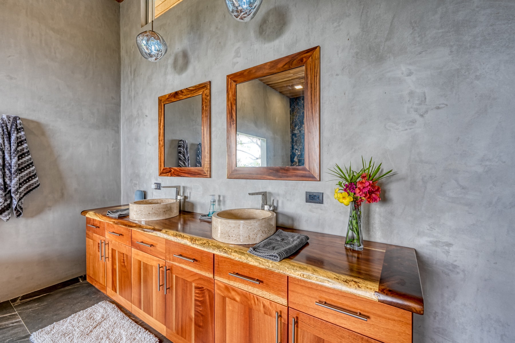 New Luxury Estate with Panoramic Views — photo 15 of 19