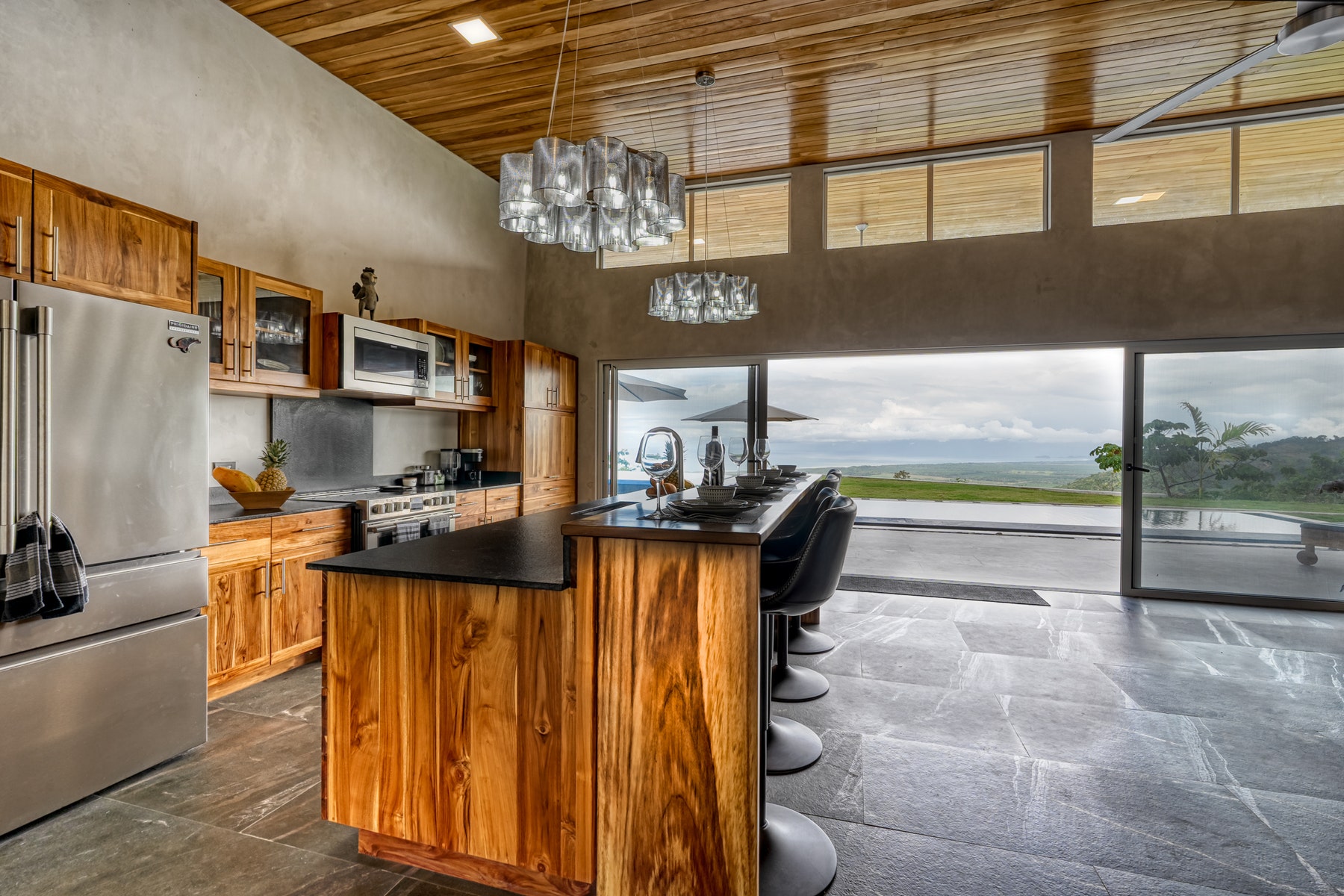 New Luxury Estate with Panoramic Views — photo 11 of 19
