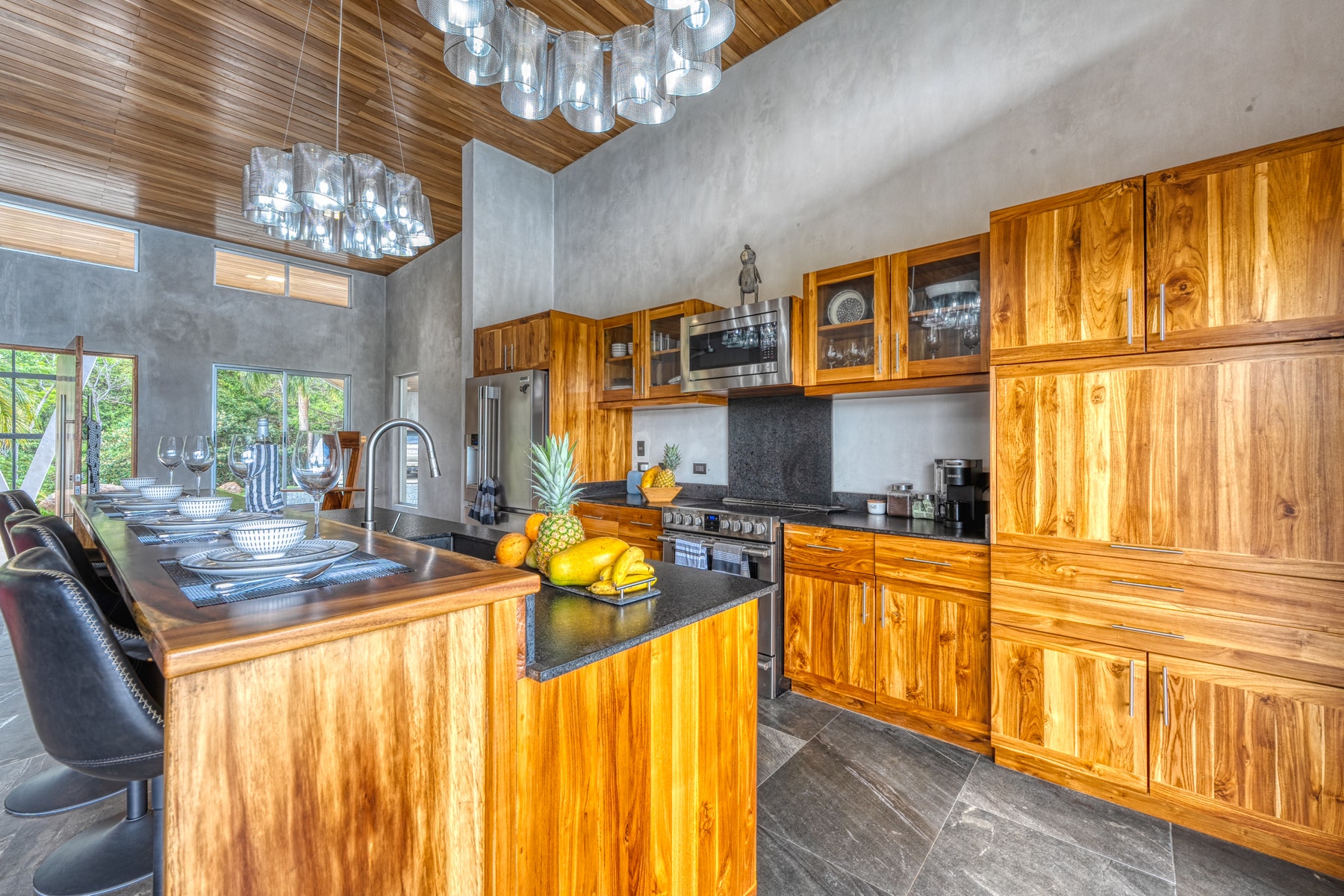 New Luxury Estate with Panoramic Views — photo 3 of 19