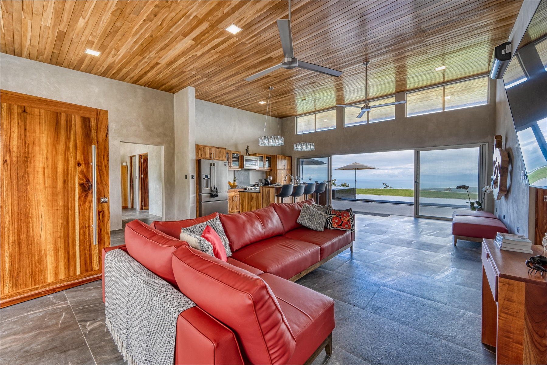 New Luxury Estate with Panoramic Views — photo 4 of 19