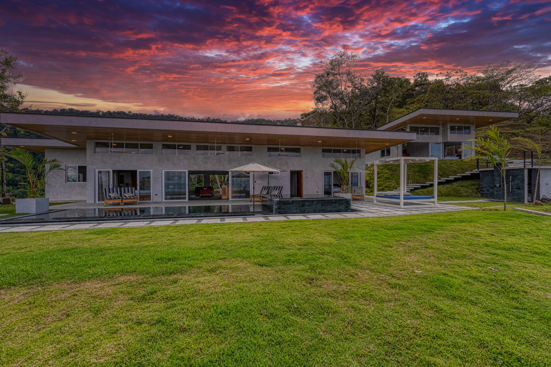 New Luxury Estate with Panoramic Views — photo 16 of 19