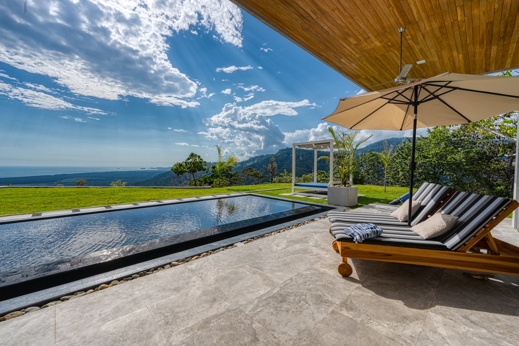 New Luxury Estate with Panoramic Views — photo 8 of 19