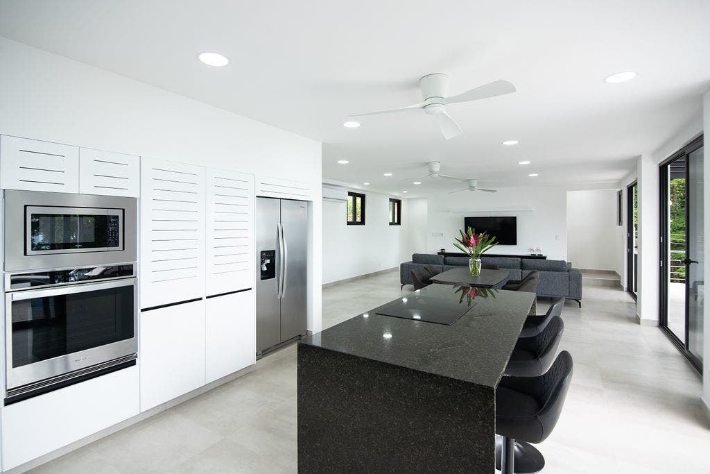 Stunning Brand-New Villa in Exclusive Altos de Leonamar Oceanfront Community — photo 8 of 19