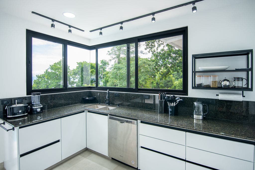 Stunning Brand-New Villa in Exclusive Altos de Leonamar Oceanfront Community — photo 9 of 19