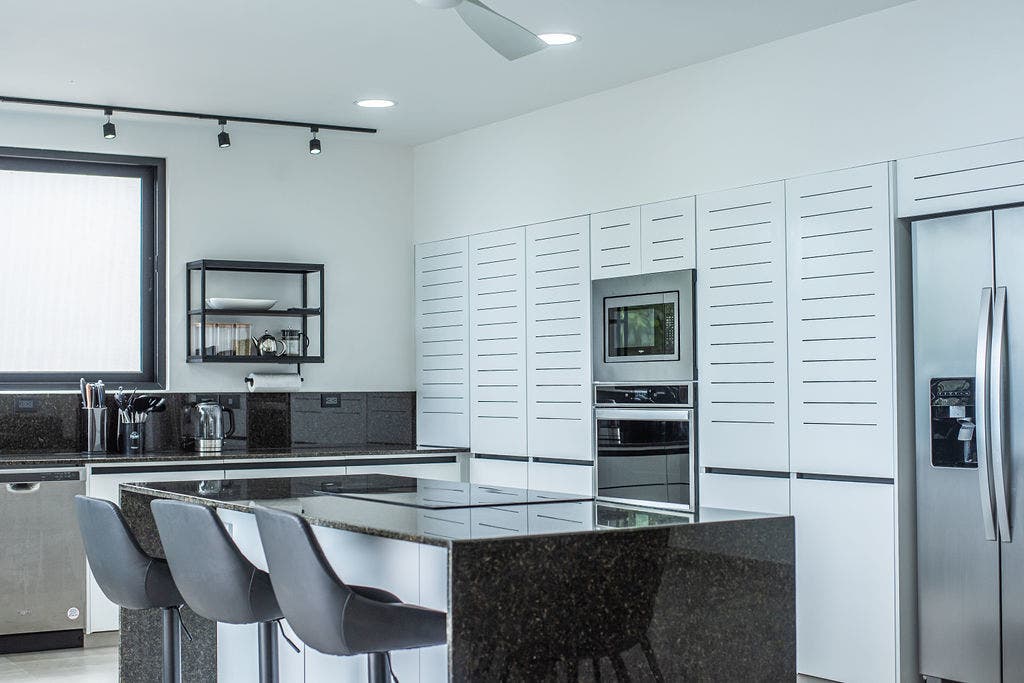 Stunning Brand-New Villa in Exclusive Altos de Leonamar Oceanfront Community — photo 16 of 19